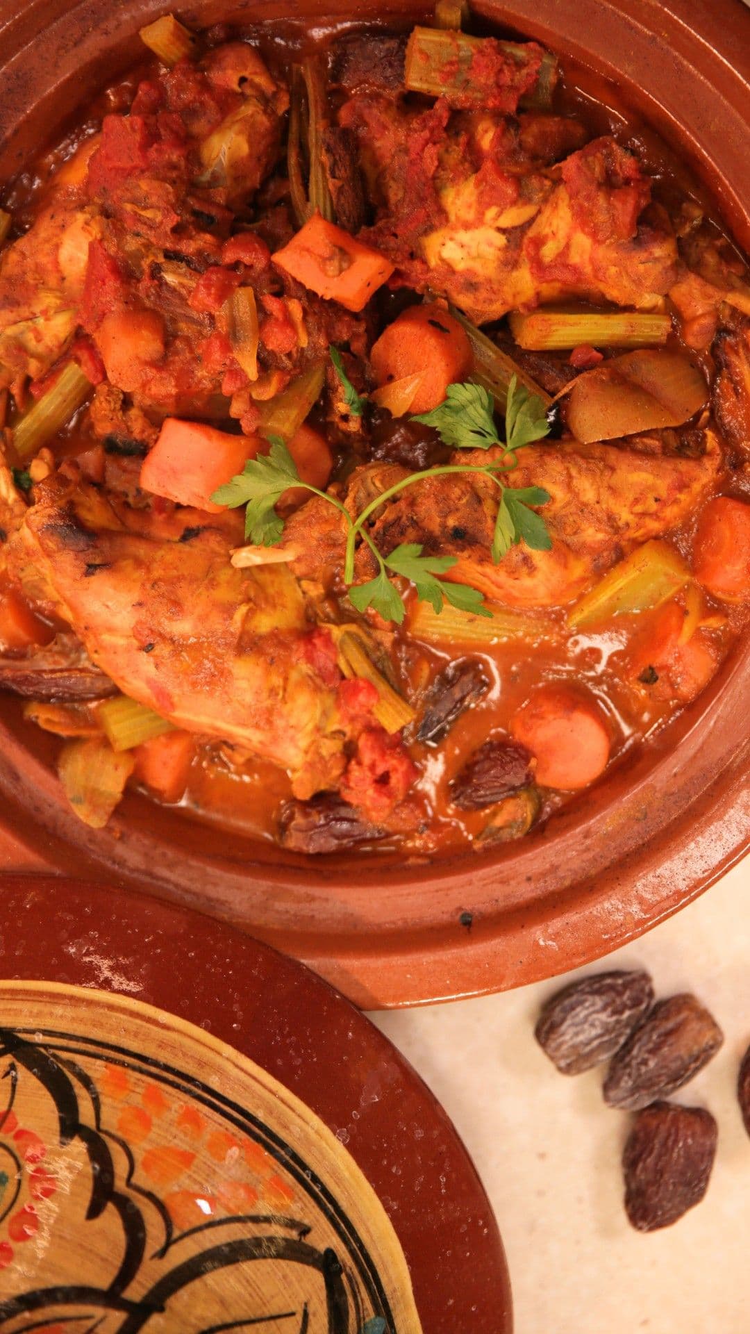 Tajine van konijn met dadels en couscous