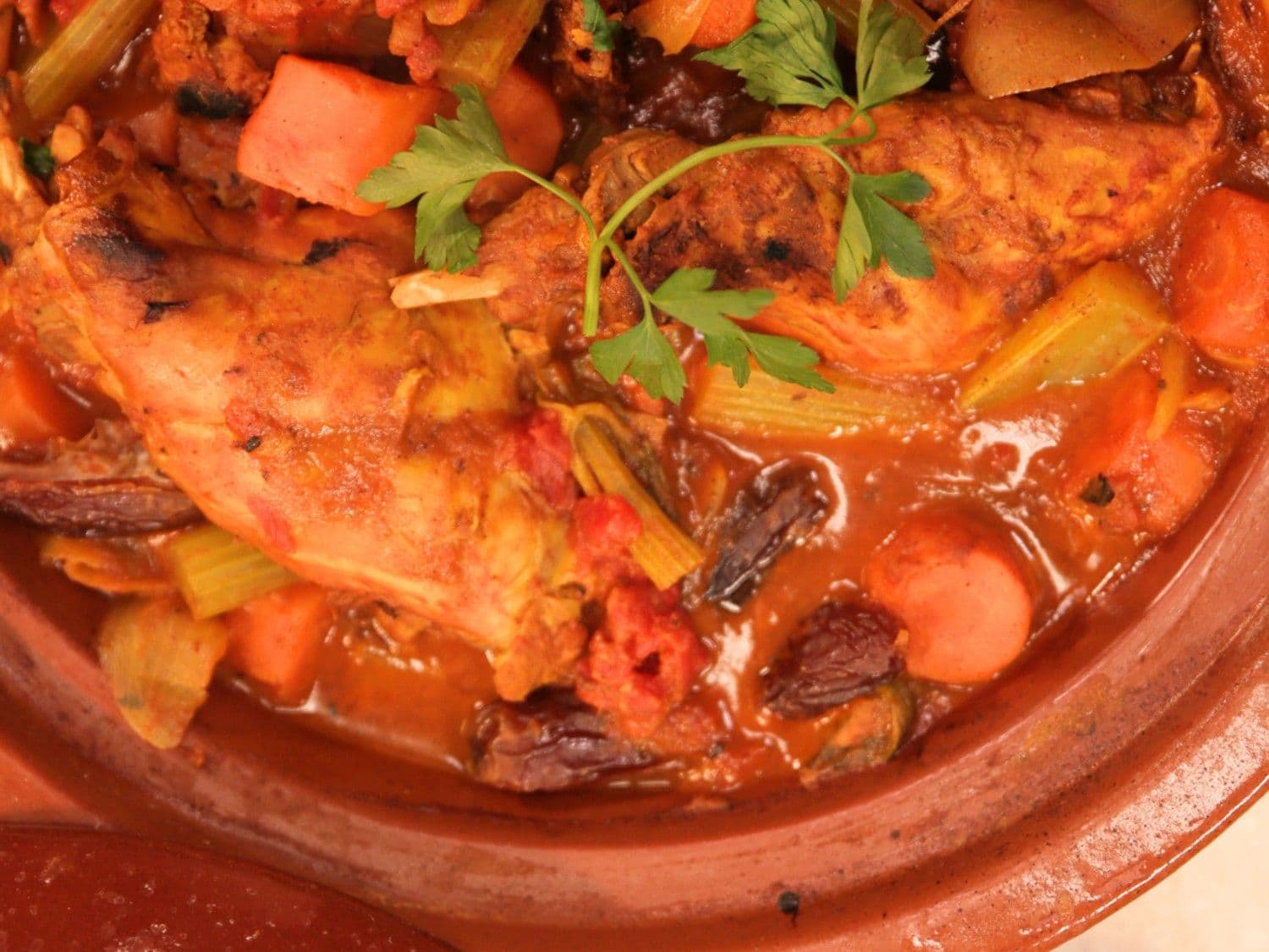 Tajine van konijn met dadels en couscous