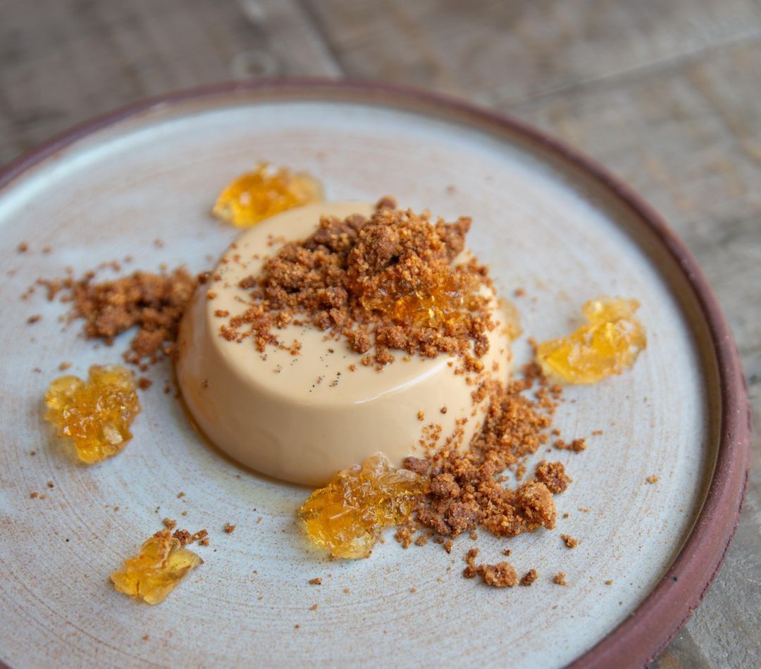 Espresso panna cotta met amarettogelei en speculaascrumble