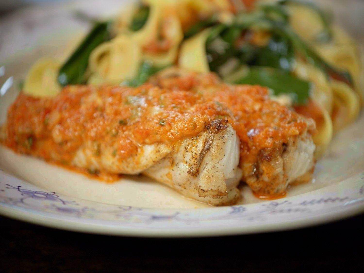 Zeeduivel met tomaat-parmezaanboter, tagliatelle en lamsoor