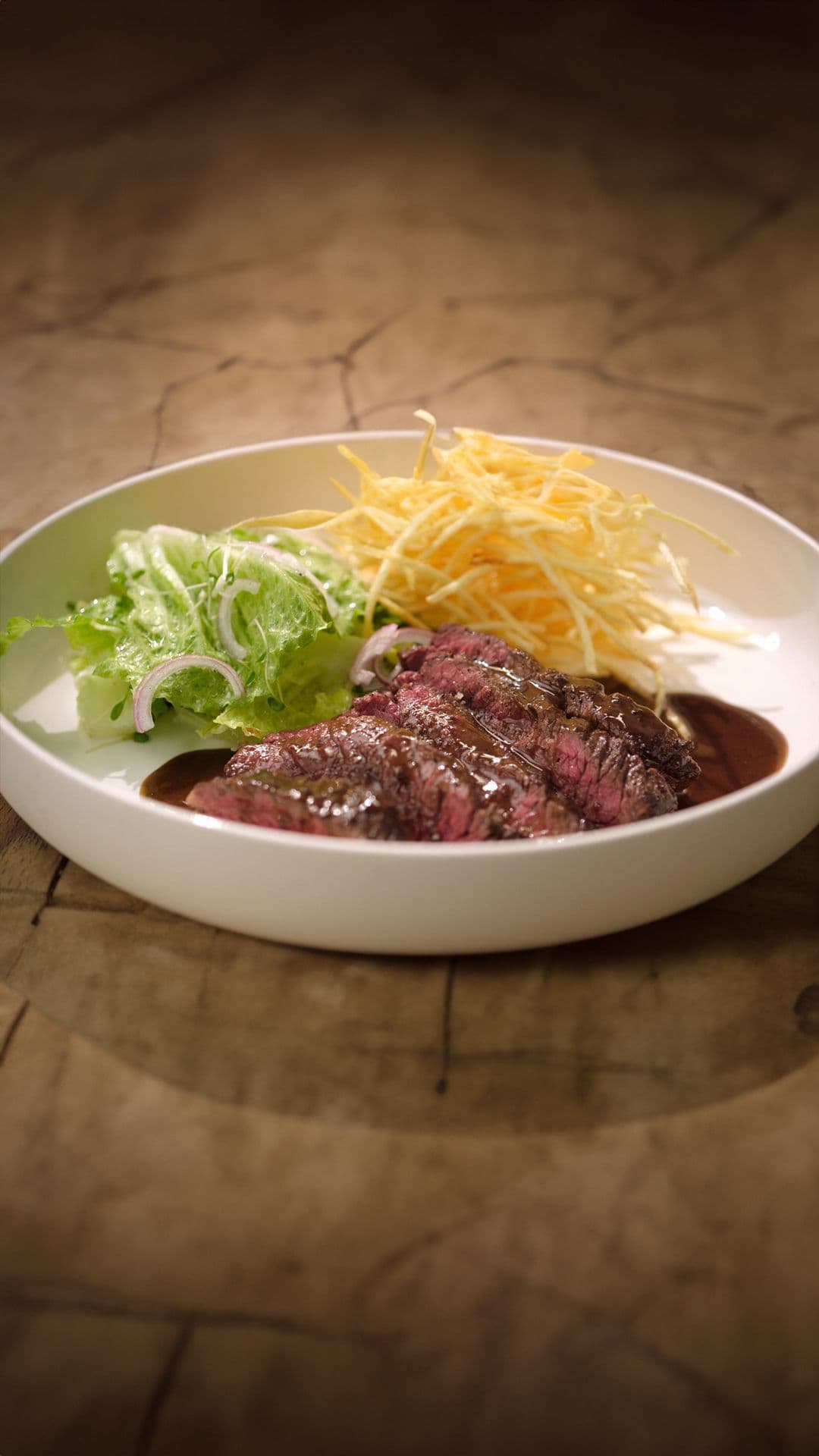 Gebakken onglet met roquefortsaus en pommes paille