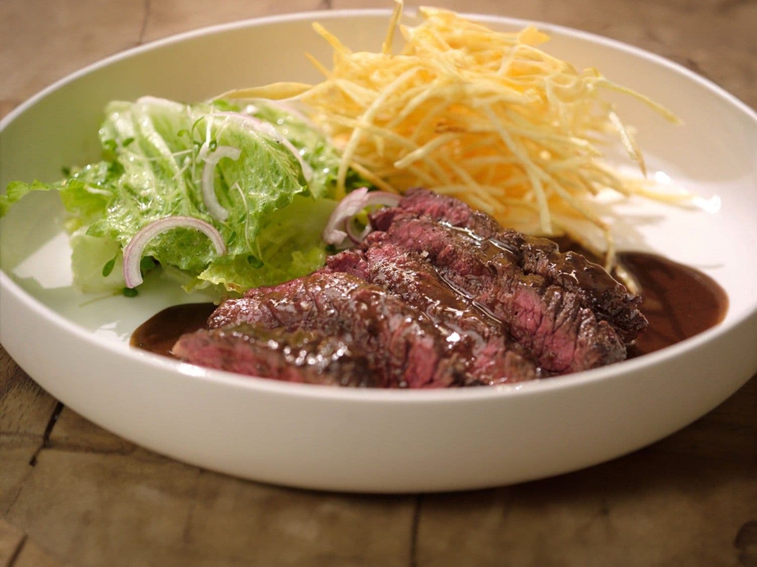 Gebakken onglet met roquefortsaus en pommes paille