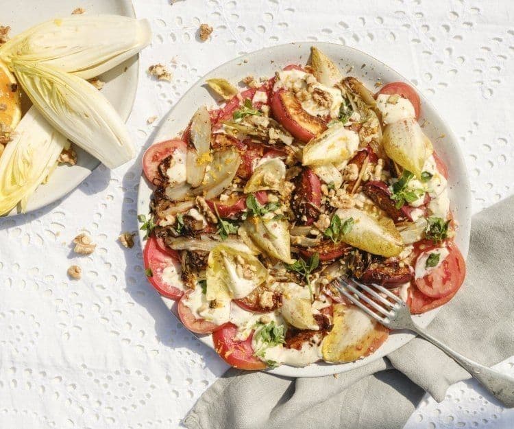 Carpaccio van tomaat met gebakken witloof, perzik en ricottadressing