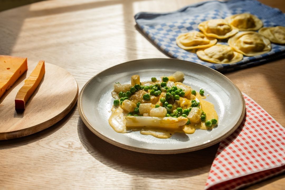 Ravioli met gerookte ham en Flandrien met asperges en erwtjes