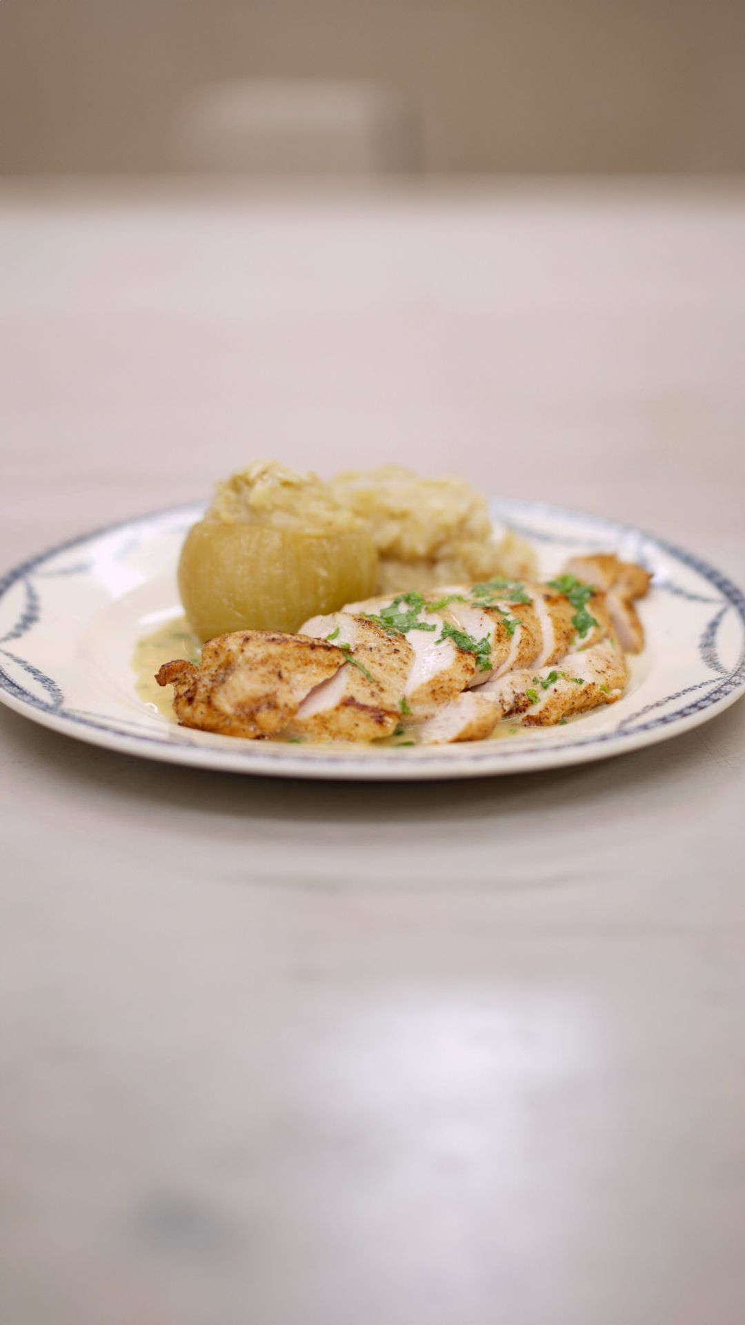 Kipfilet met dragonsaus en gevulde uien 