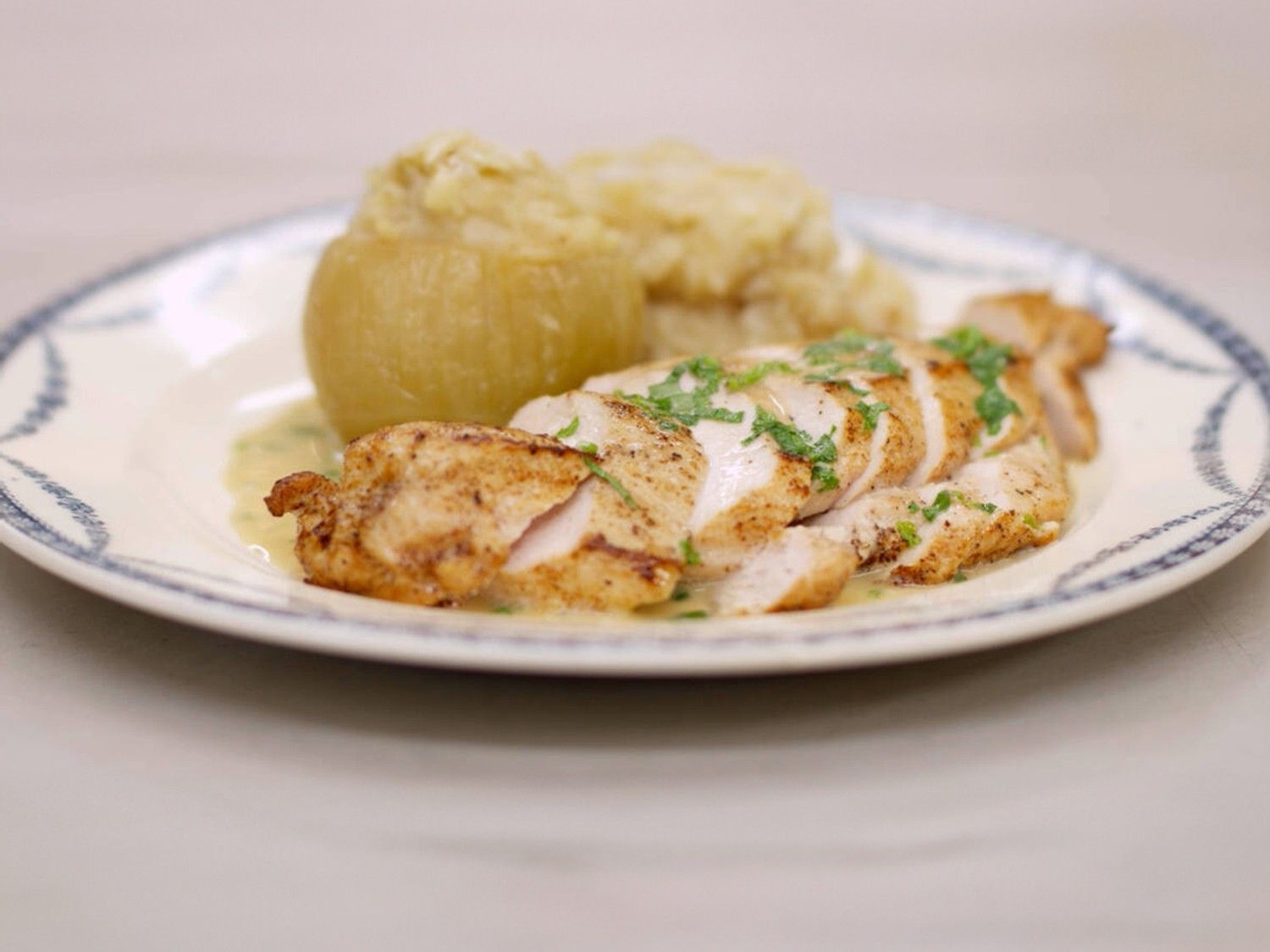 Kipfilet met dragonsaus en gevulde uien 