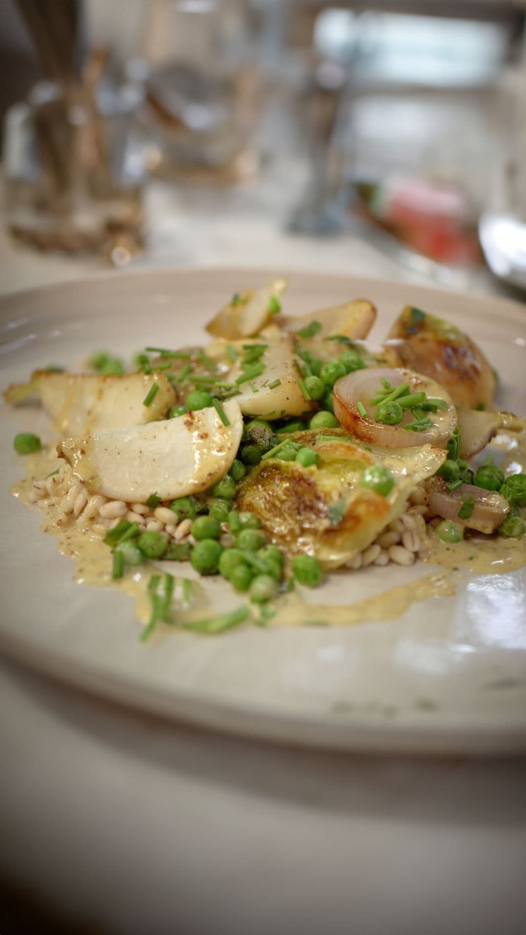 Stoofpotje van gerst met kropslaharten, raapjes, erwtjes en beurre blanc met kappertjes