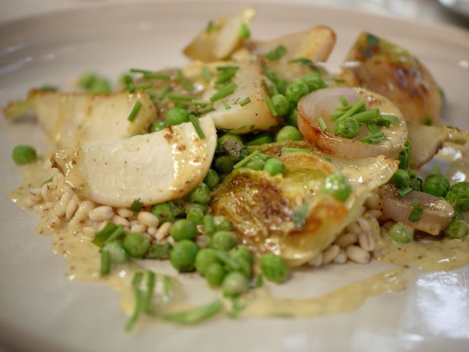 Stoofpotje van gerst met kropslaharten, raapjes, erwtjes en beurre blanc met kappertjes
