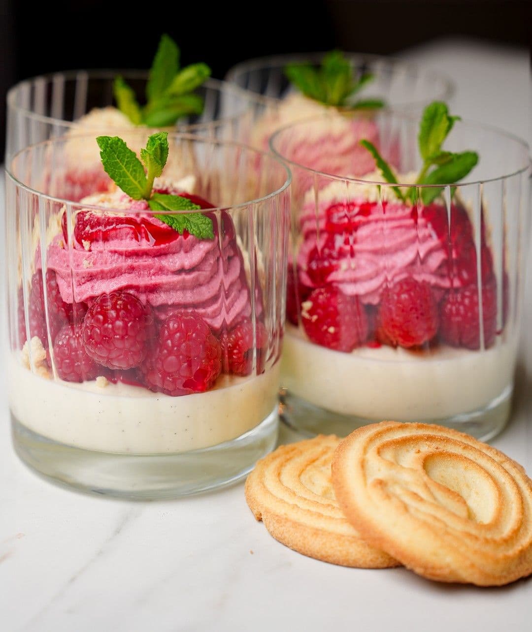 Panna cotta van plattekaas met frambozenmousse en crumble
