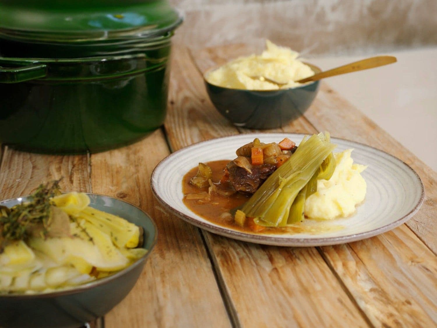 Gebraiseerde kalfswangen met oude geuze, prei en puree