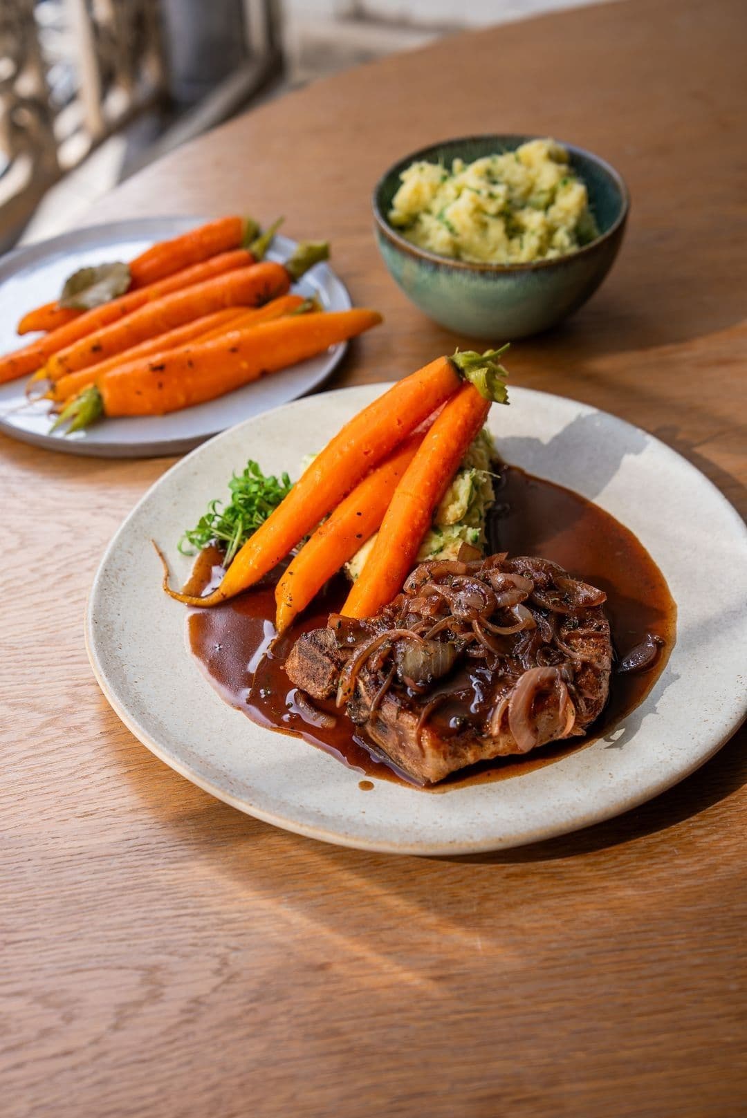 Kotelet met jonge wortelen, puree met tuinkers en tijmsaus