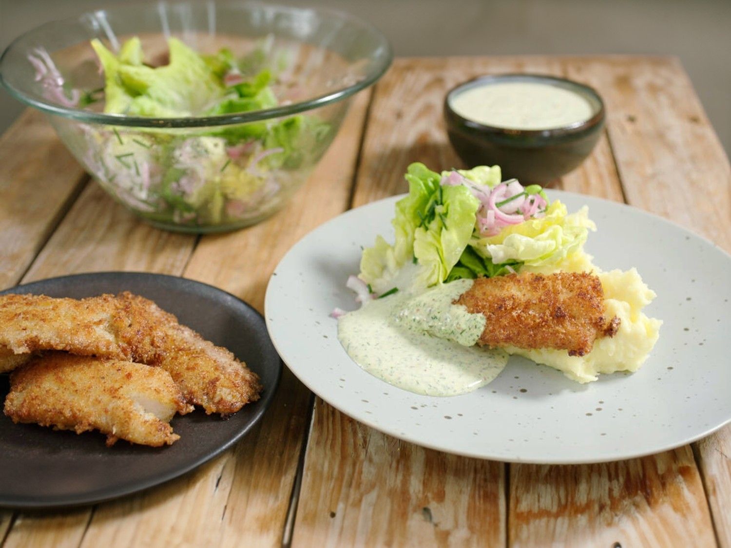 Wijtingschnitzel met kropsla en groene kruidenaioli