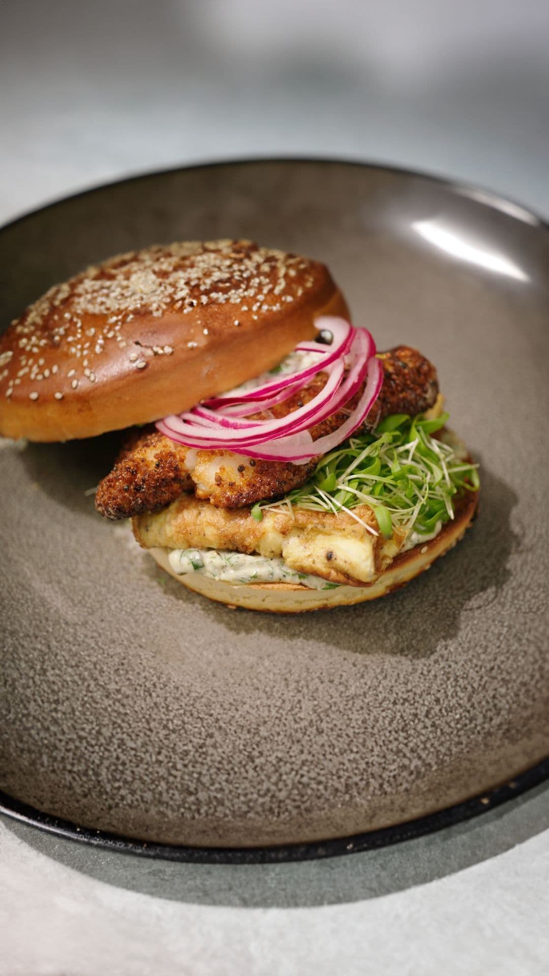 Fishburger met gepaneerde schelvis