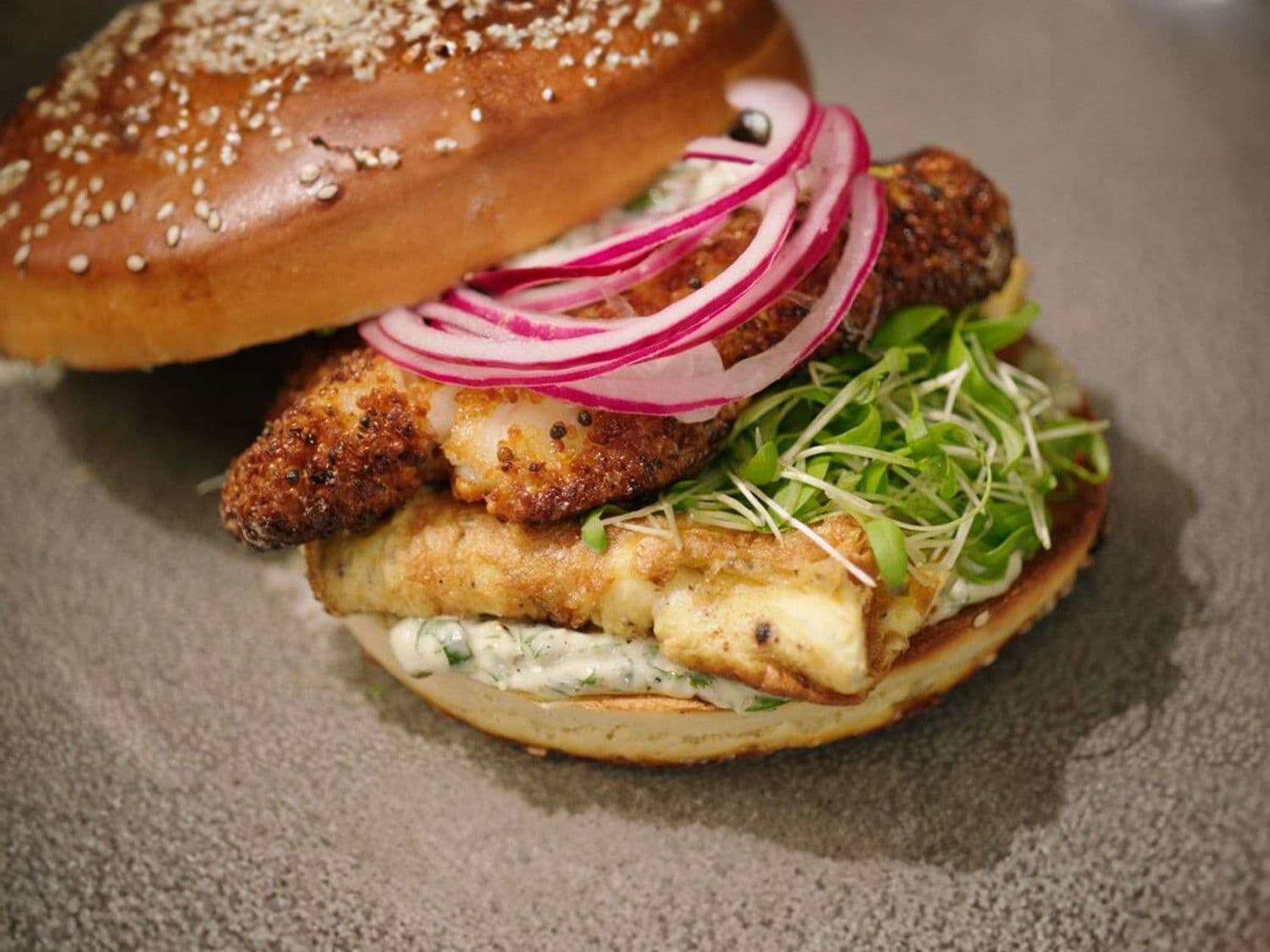 Fishburger met gepaneerde schelvis