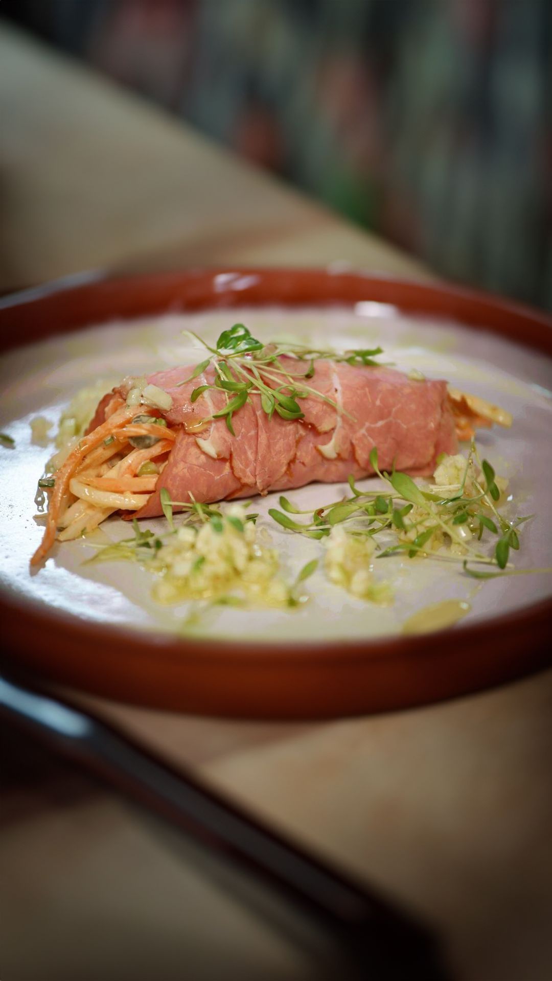 Rolletjes filet d’anvers gevuld met lentesla en salsa van appel