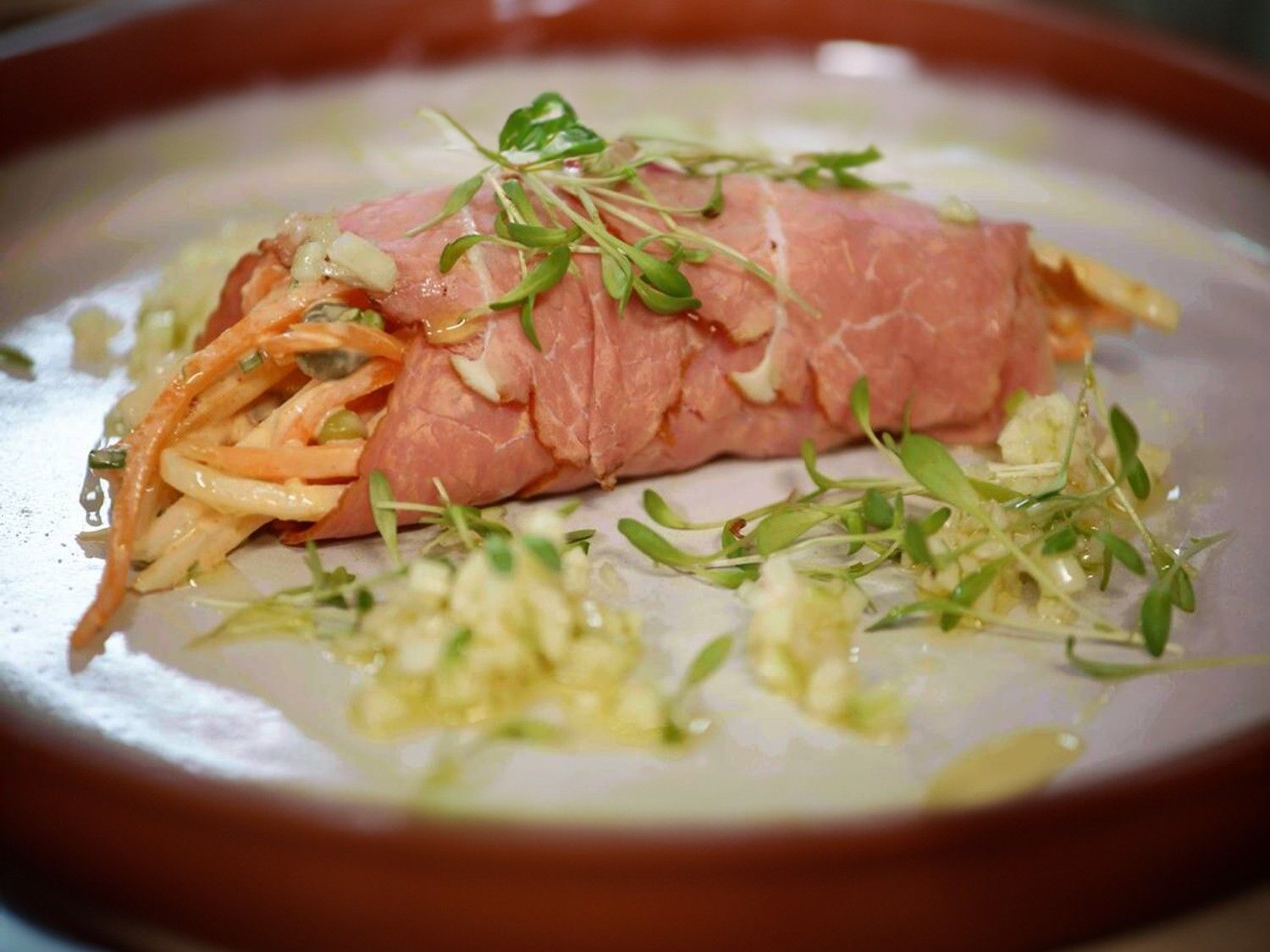 Rolletjes filet d’anvers gevuld met lentesla en salsa van appel