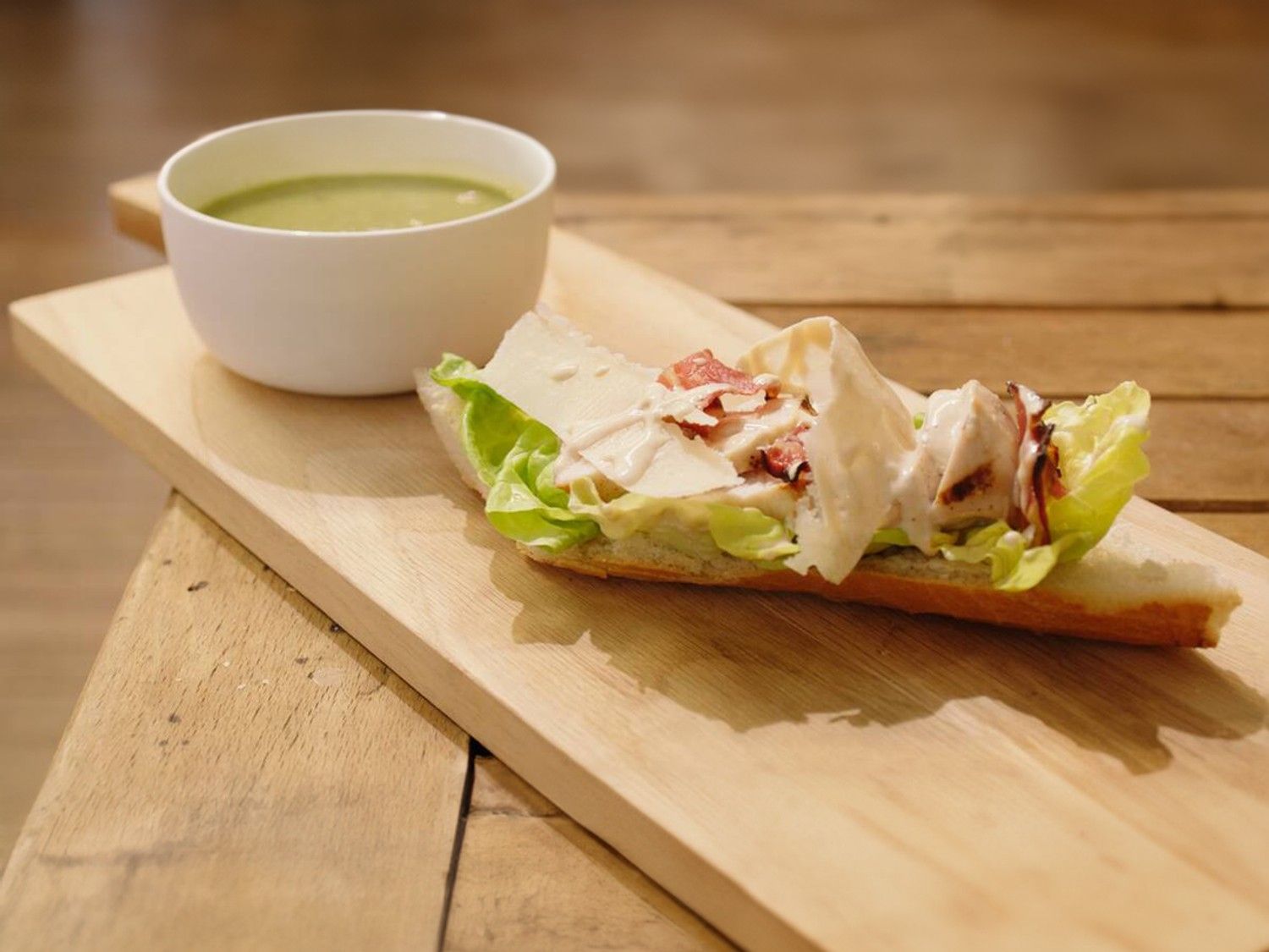 Slasoep met caesar baguette