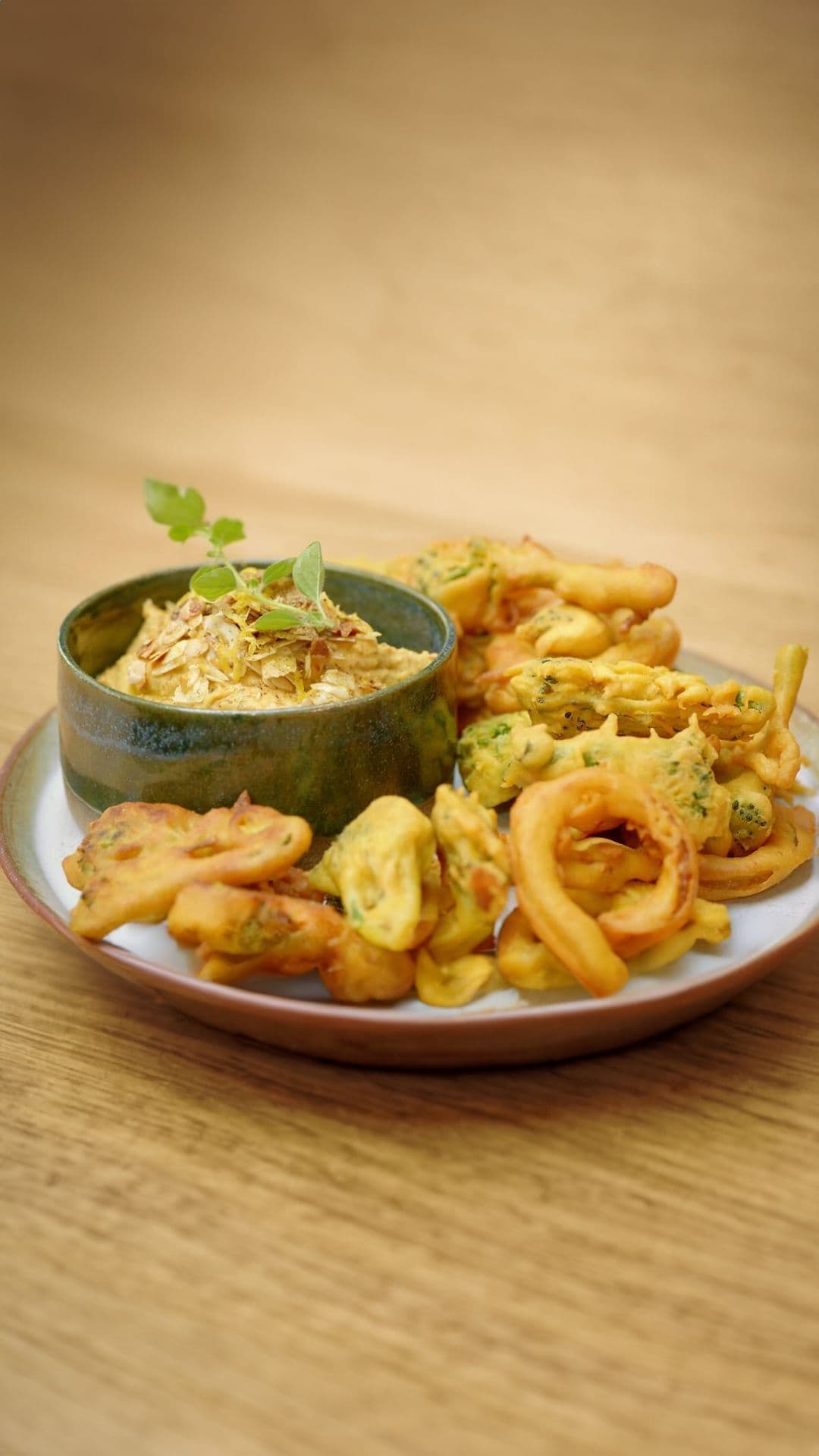Bhaji van broccolini en rode ui met amandelhummus