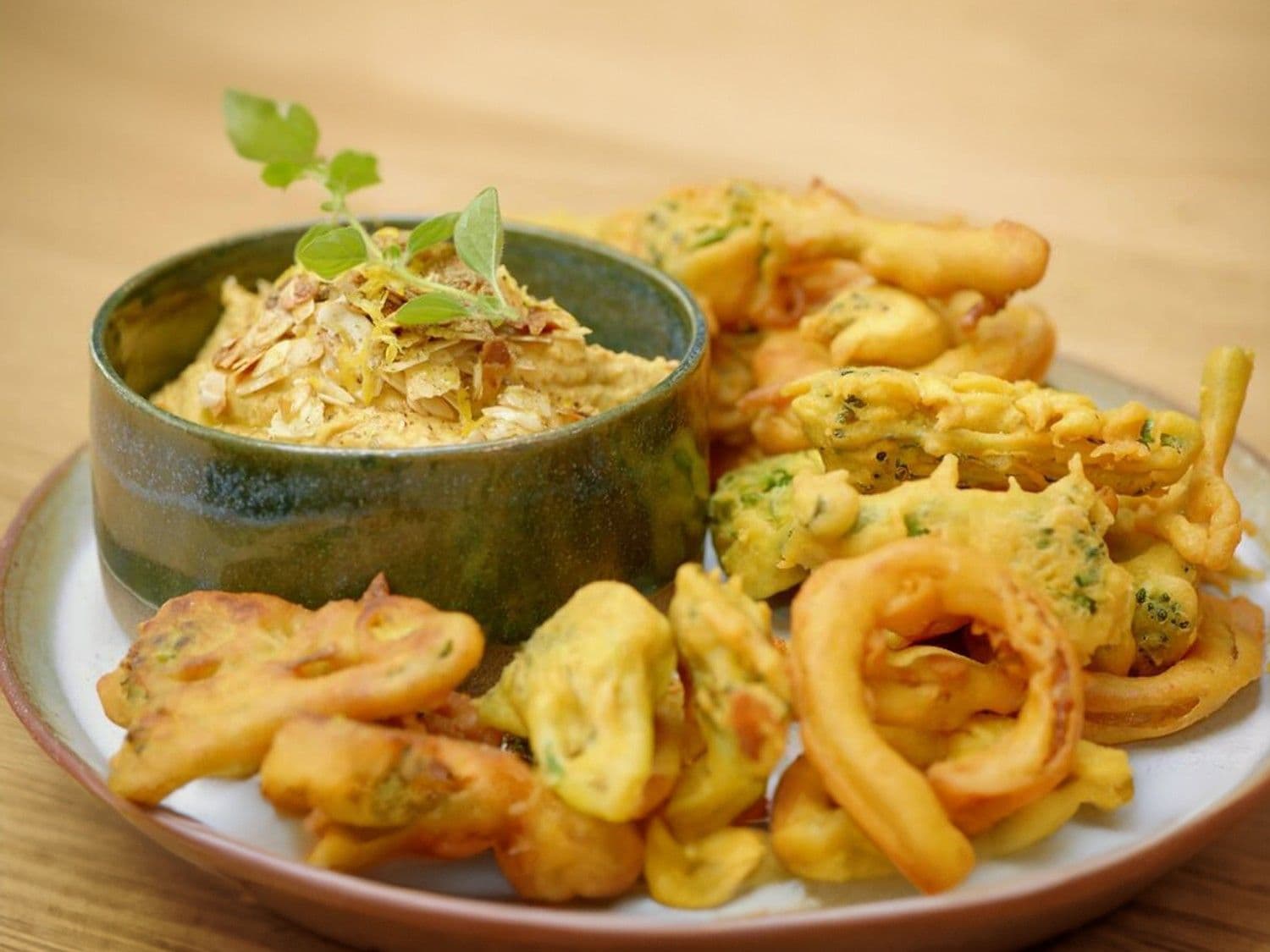 Bhaji van broccolini en rode ui met amandelhummus