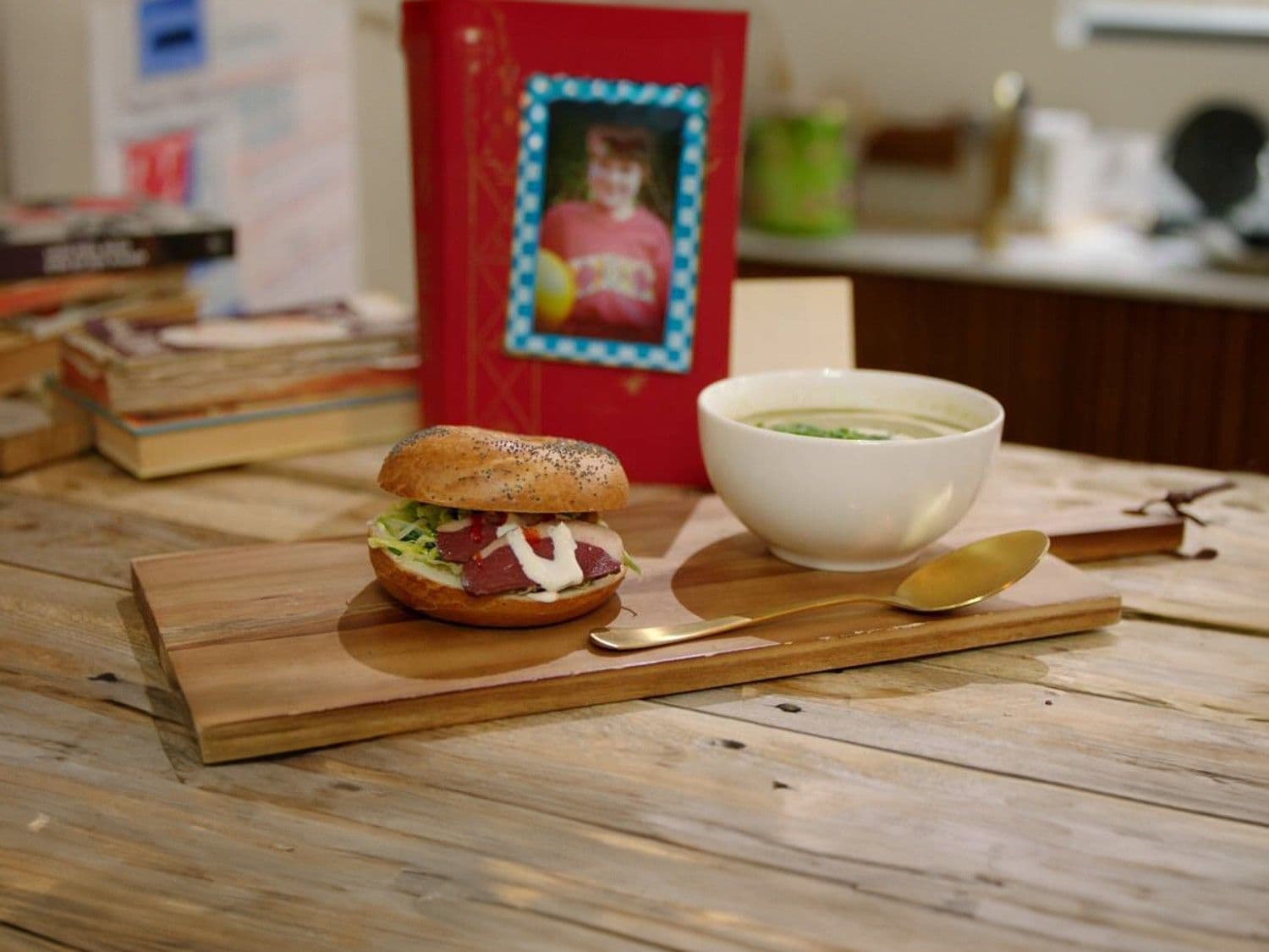 Andijviesoep en bagel met andijvie, mierikswortel en gerookte eendenborst