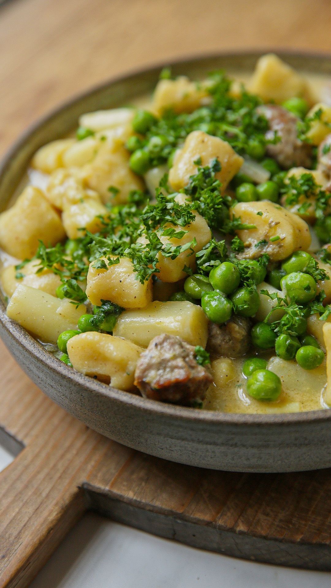 Gnocchi met salsiccia, verse erwtjes en asperges