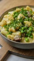 Gnocchi met salsiccia, verse erwtjes en asperges (thumbnail)