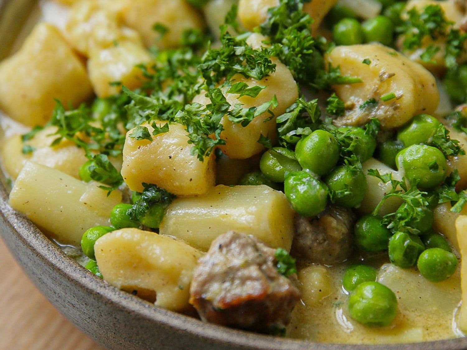 Gnocchi met salsiccia, verse erwtjes en asperges