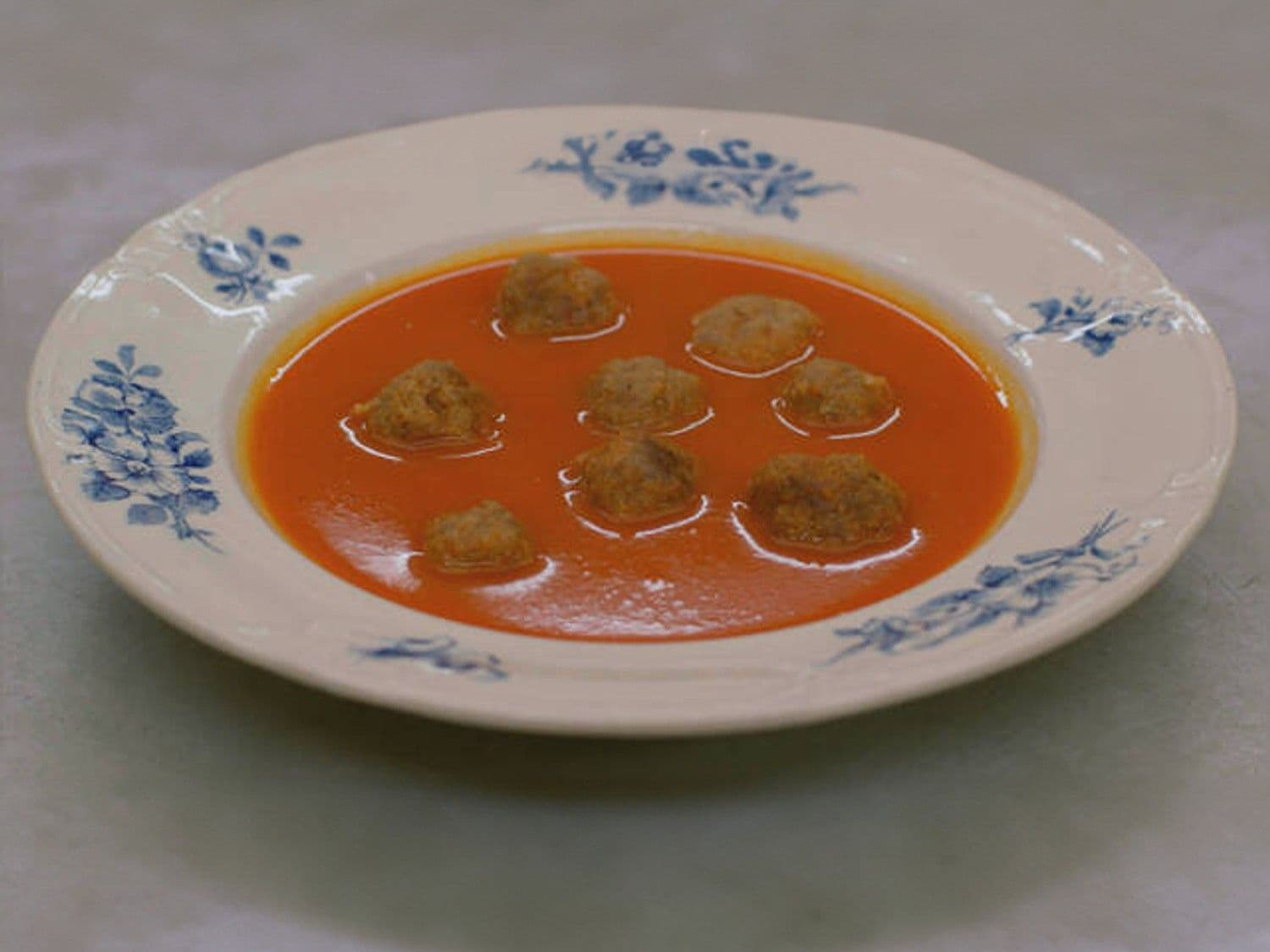 Tomatensoep met veel balletjes