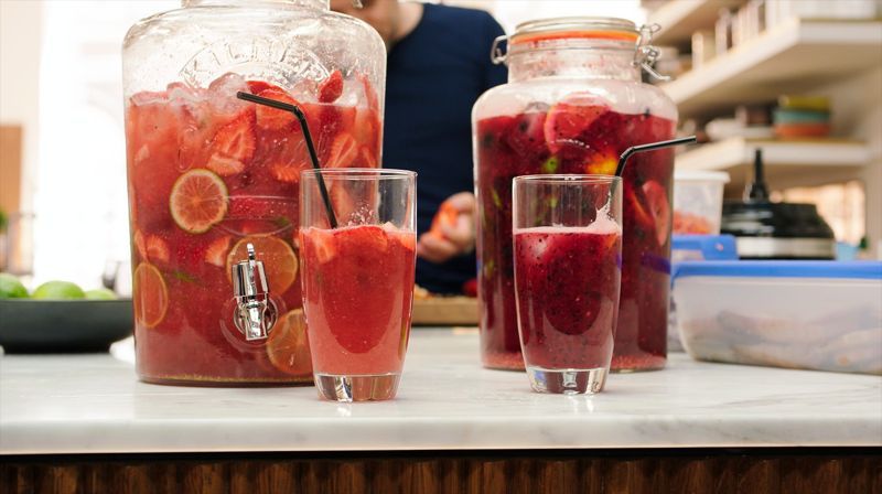Aardbeien- en frambozenlimonade