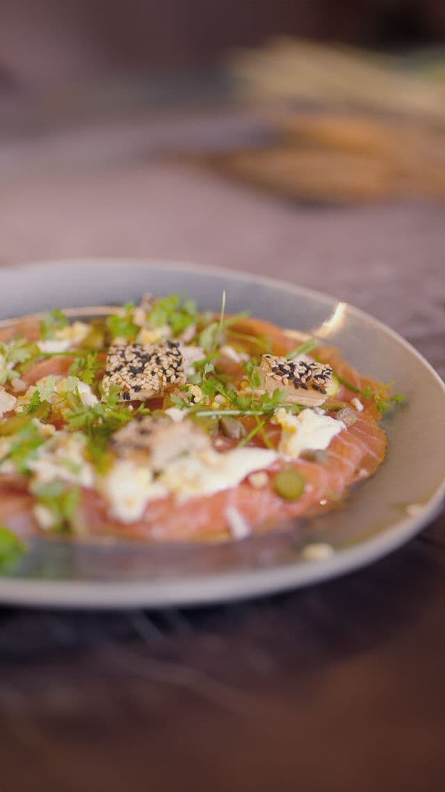 Gerookte zalm met zure room ‘tartaar’  en bladerdeeggebak