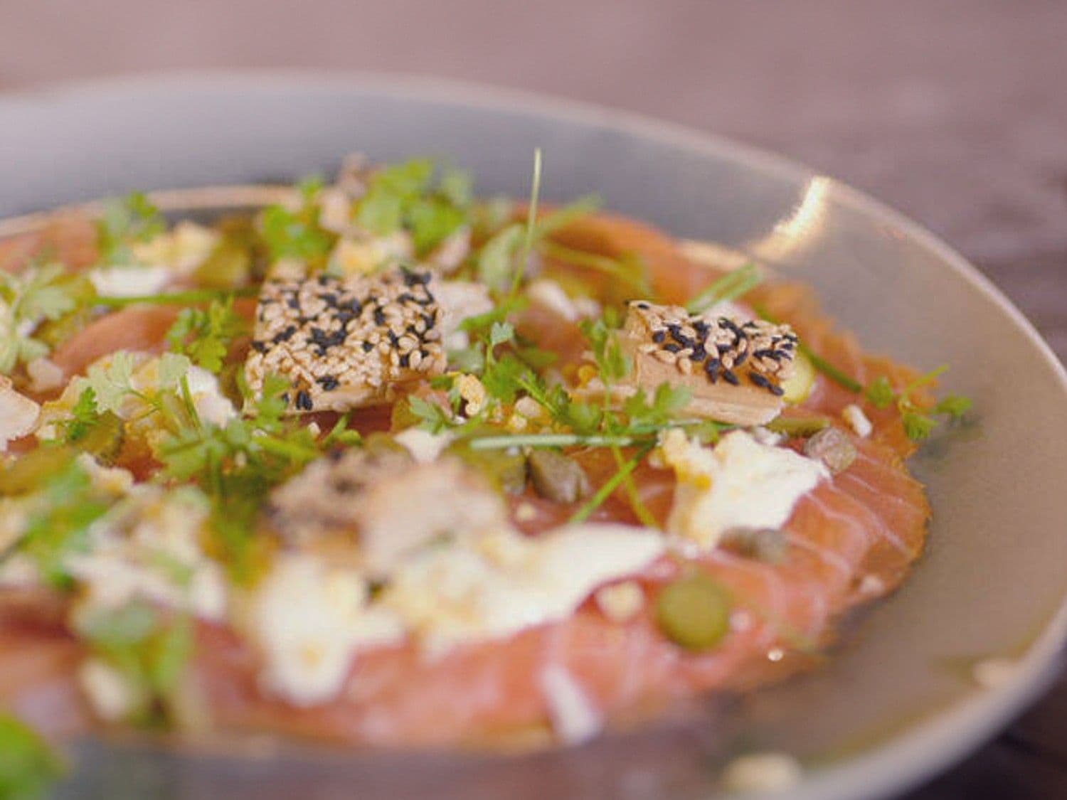 Gerookte zalm met zure room ‘tartaar’  en bladerdeeggebak