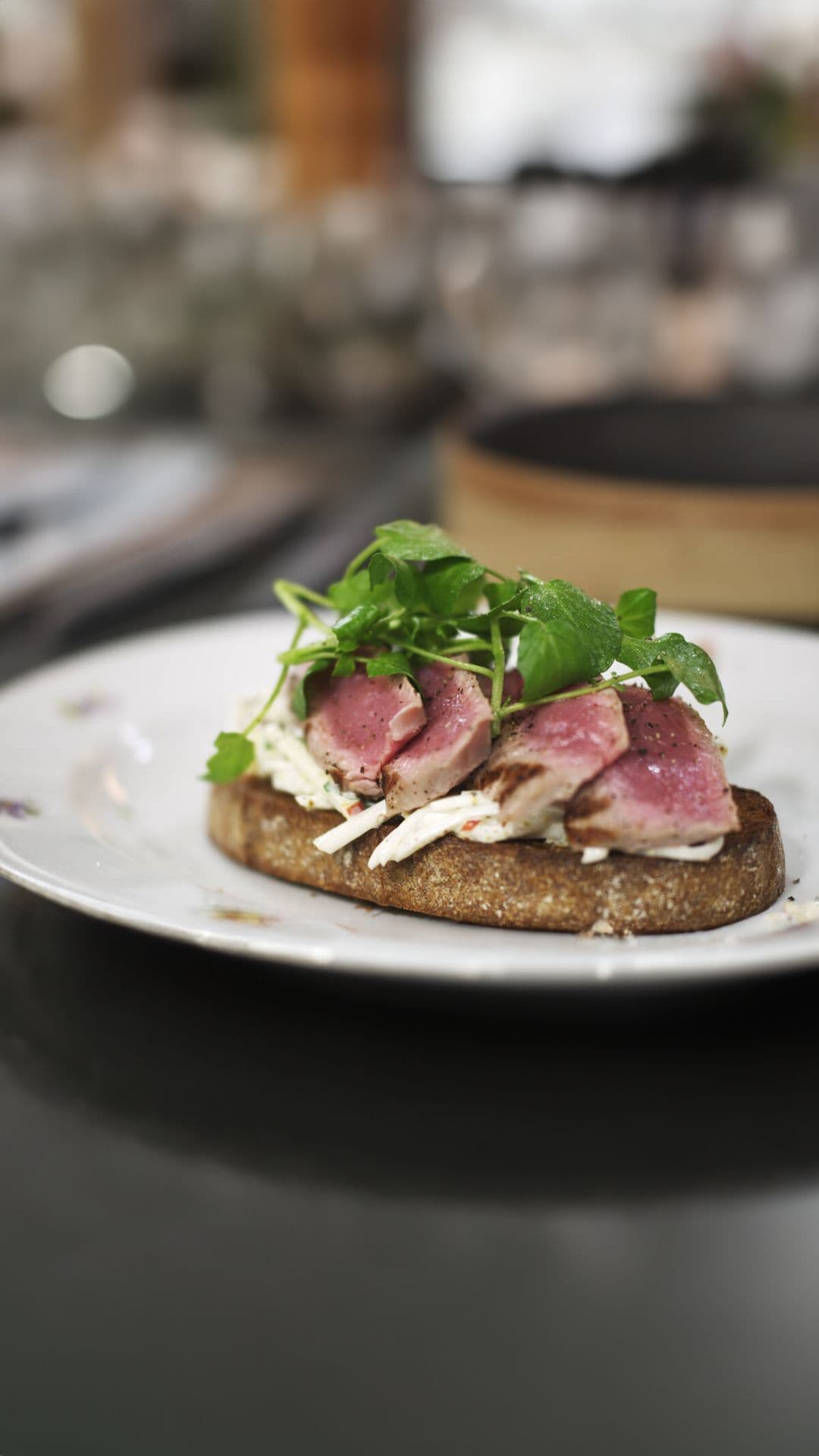 Clubsandwich van gegrilde steak met knolselderremoulade