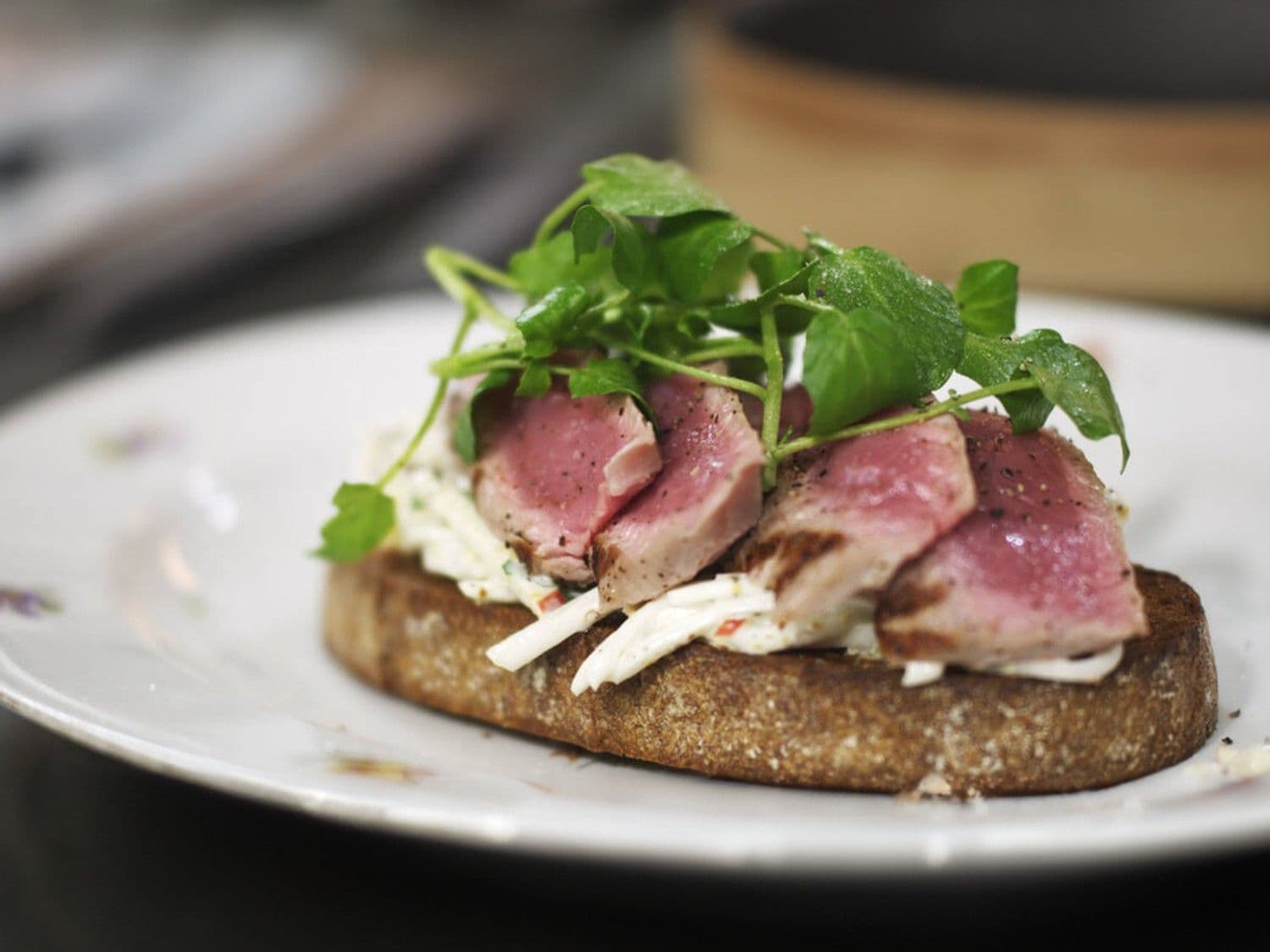 Clubsandwich van gegrilde steak met knolselderremoulade