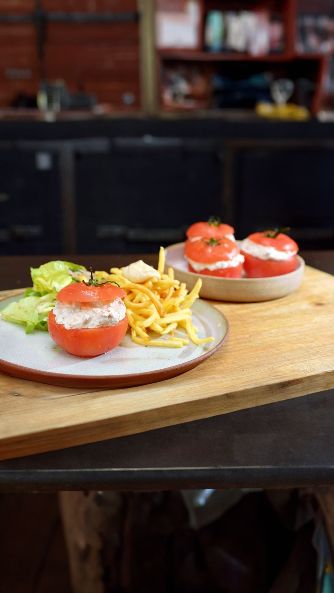 Gevulde tomaten met uiterzure en frietjes