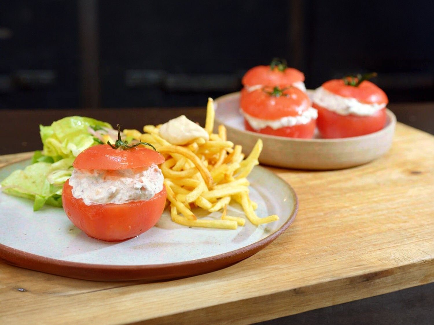 Gevulde tomaten met uiterzure en frietjes