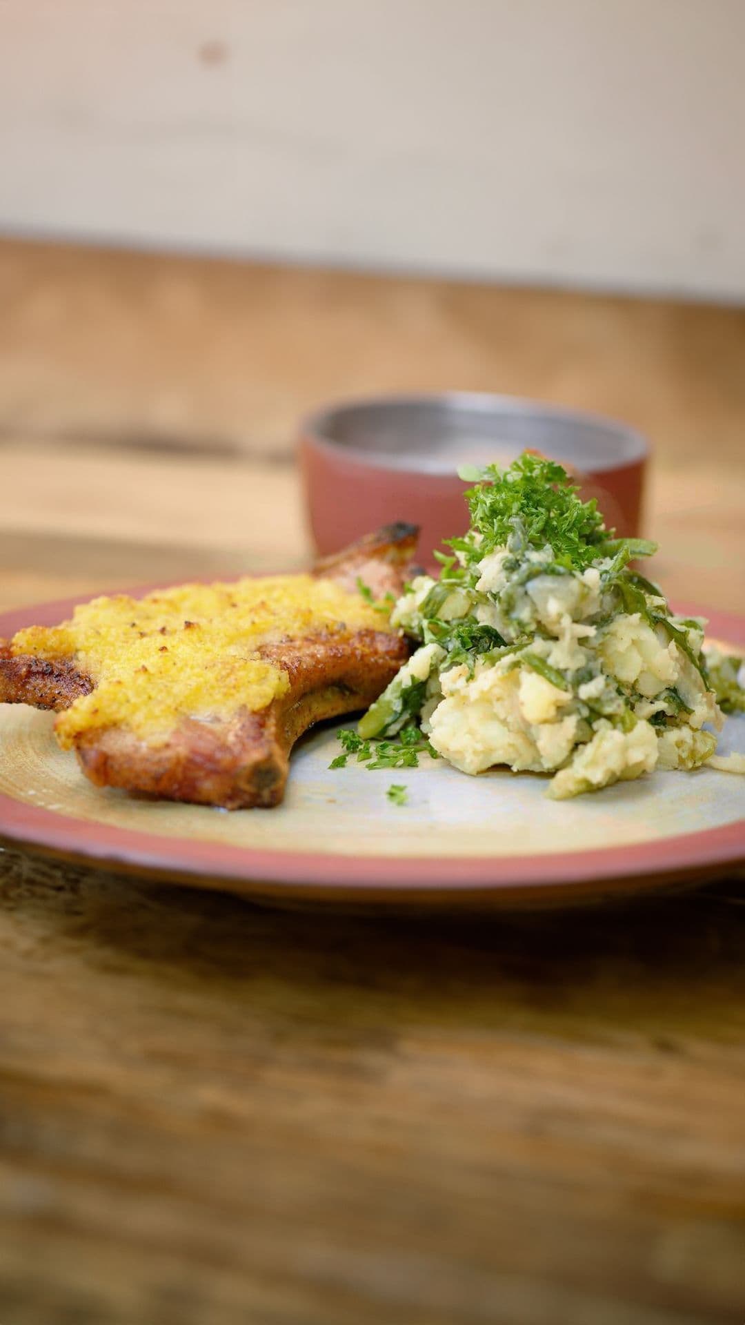 Kotelet met pickleskorst en andijviestoemp