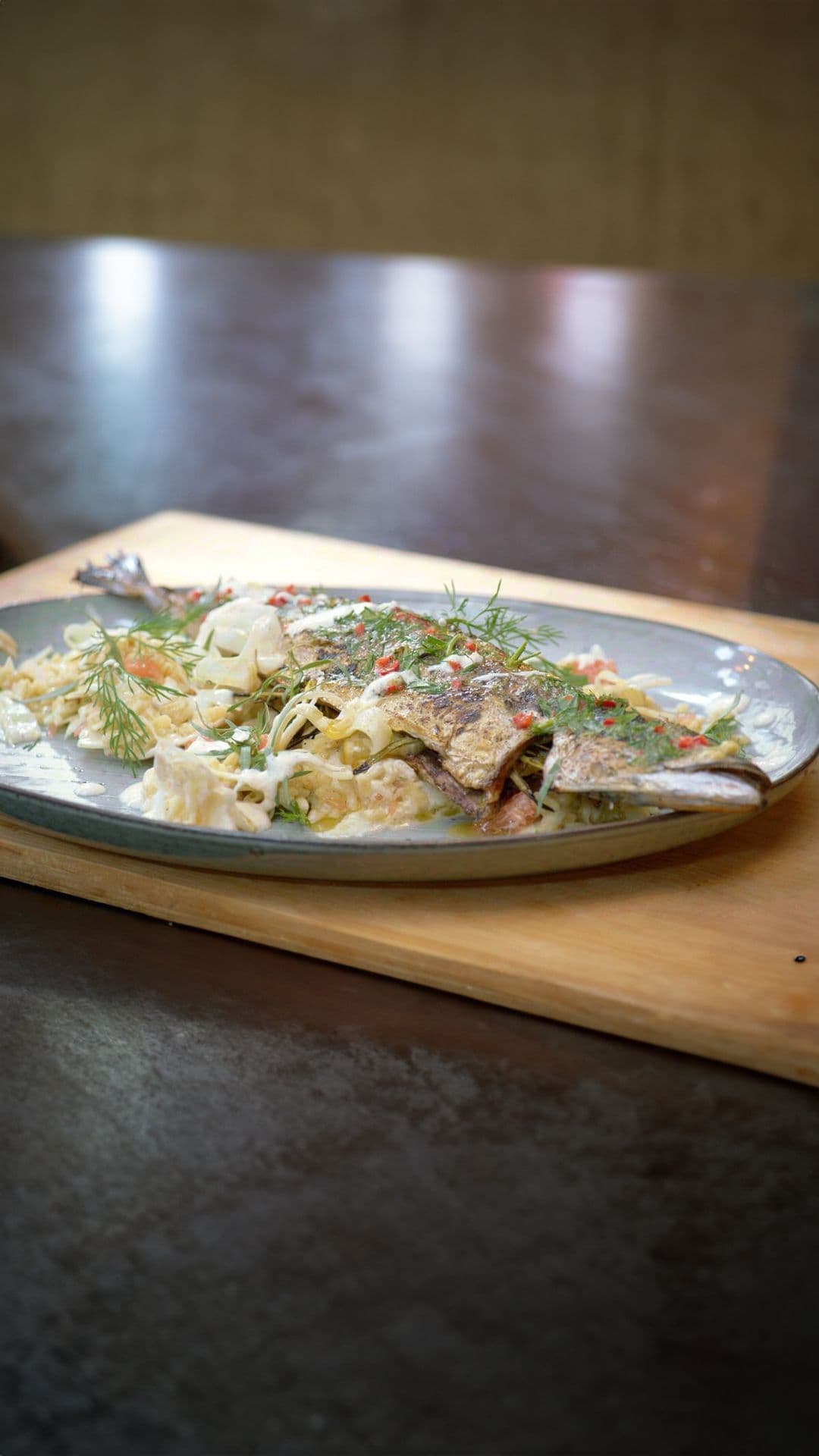 Gegrilde makreel met limoenboter en salade met pompelmoes