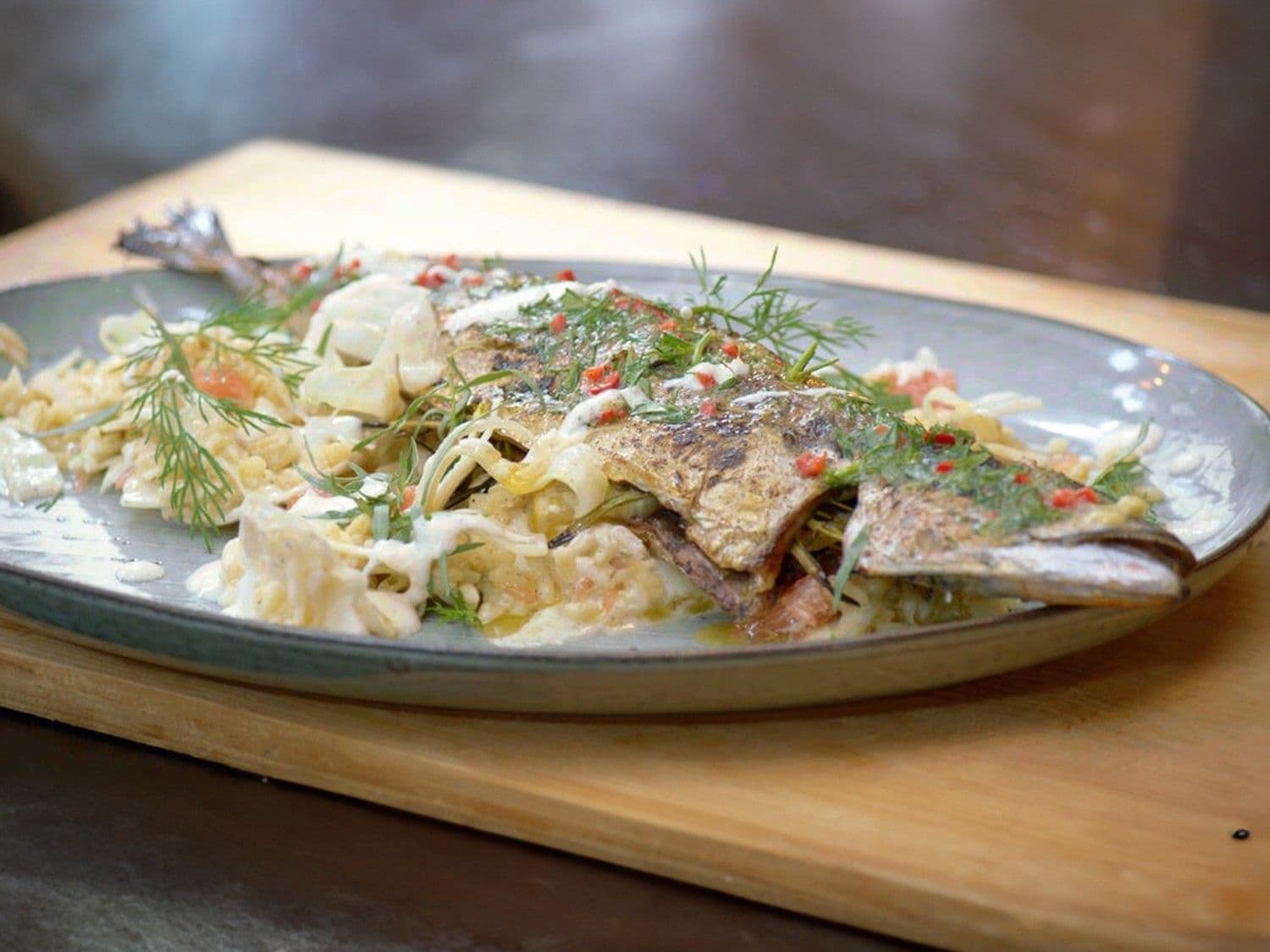 Gegrilde makreel met limoenboter en salade met pompelmoes