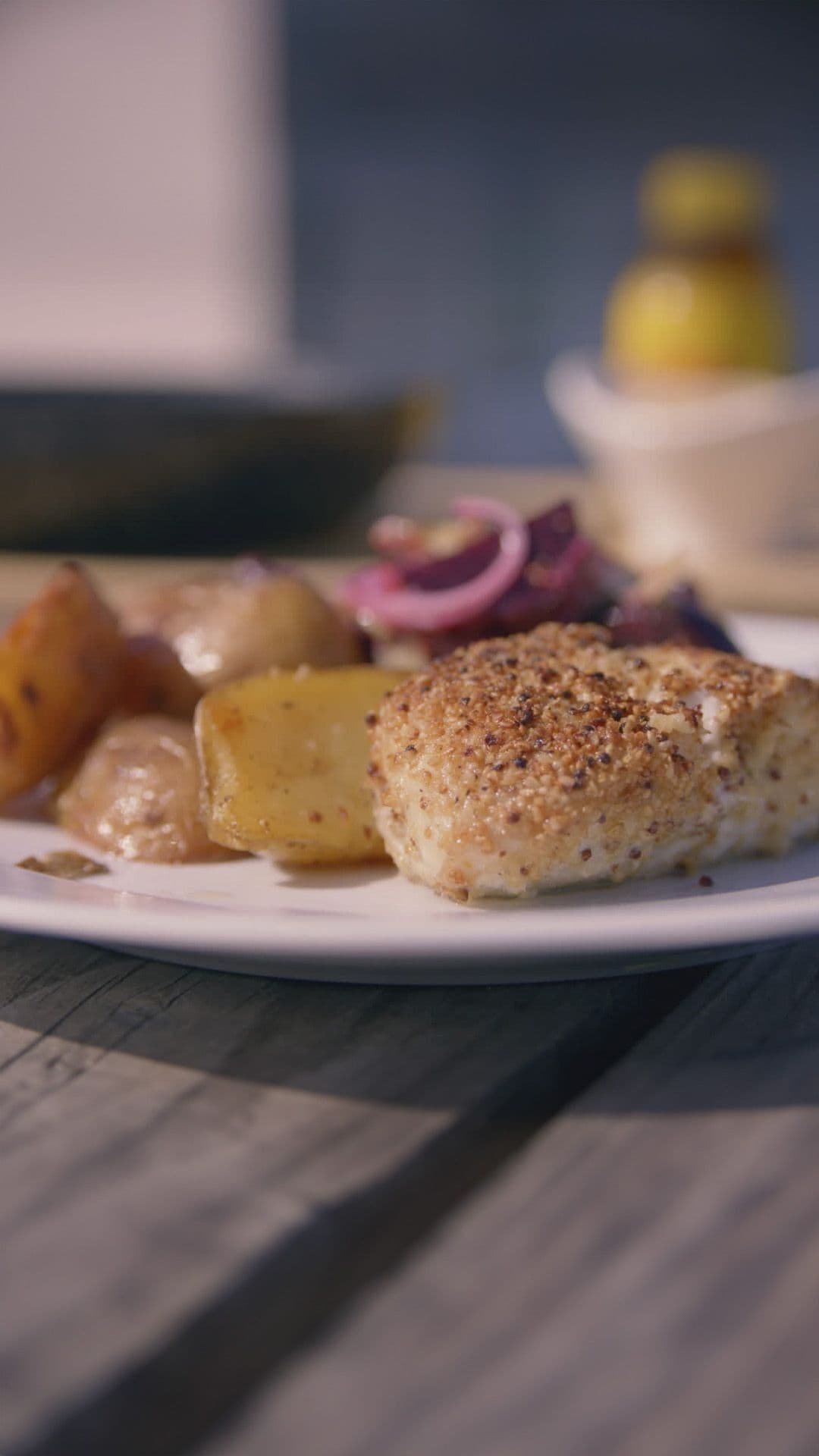 Heek met havermoutkorst, salade van rode biet en gebakken krieltjes