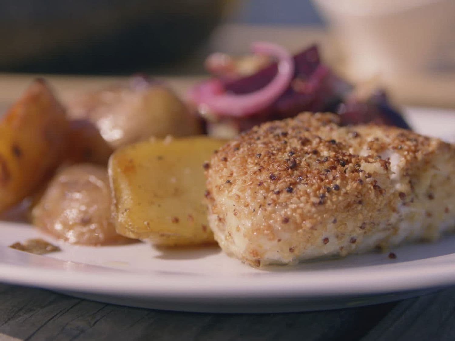 Heek met havermoutkorst, salade van rode biet en gebakken krieltjes
