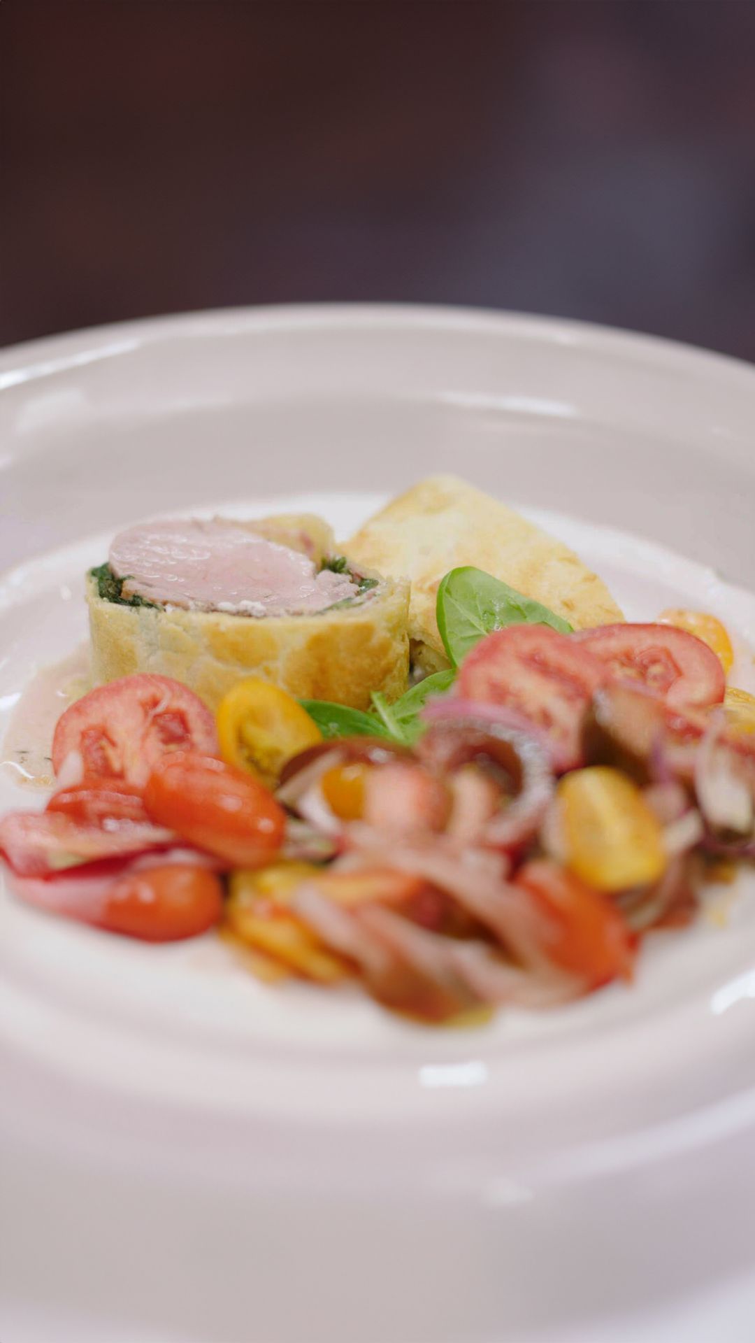 Varkenshaas in bladerdeeg met een bonte tomatensla
