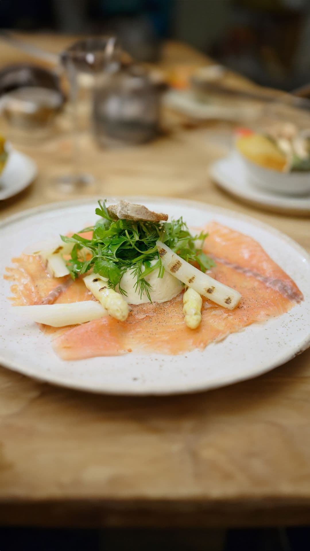 Bavarois van geitenkaas met gegrilde asperges en gerookte zalm