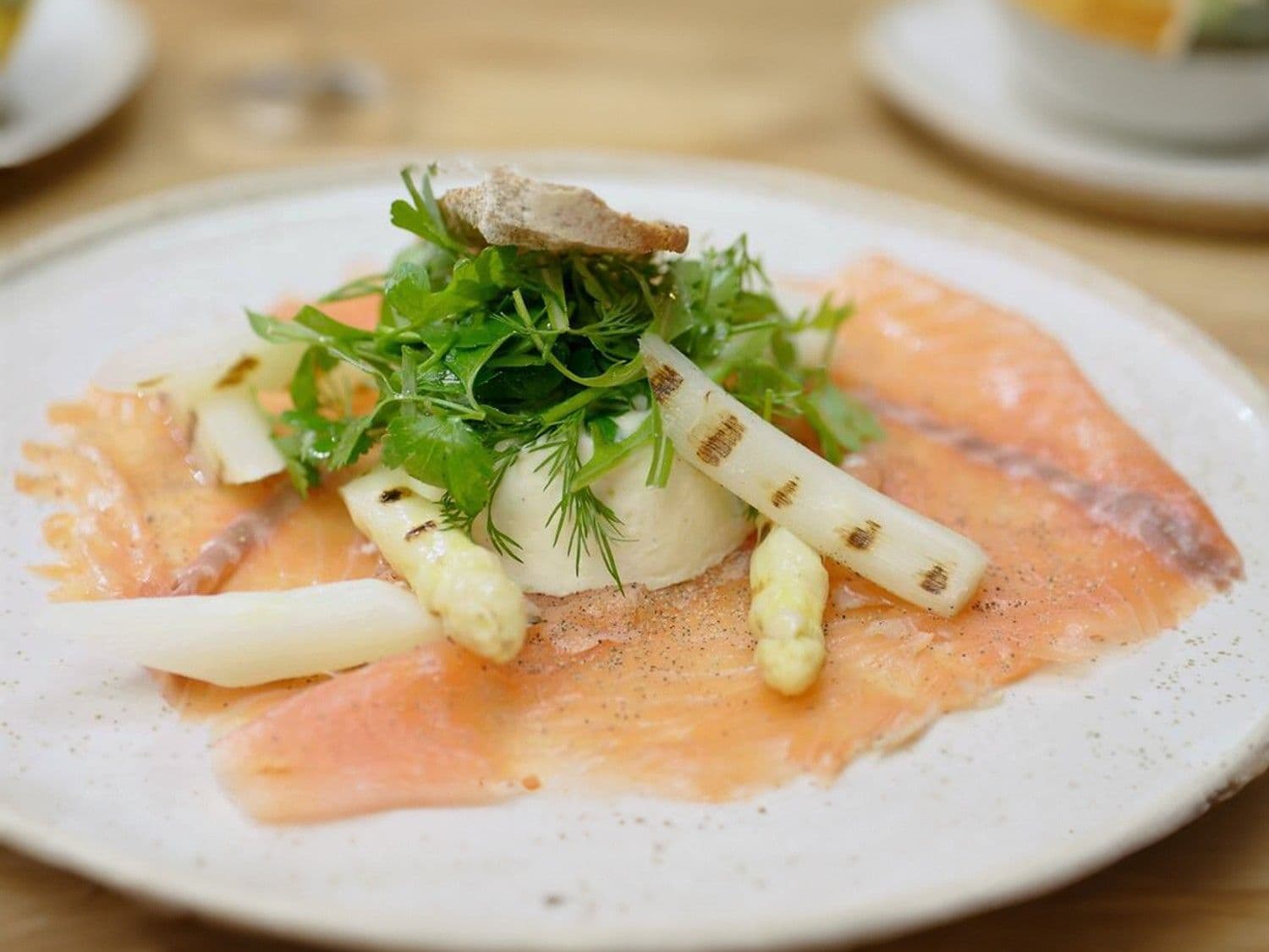 Bavarois van geitenkaas met gegrilde asperges en gerookte zalm