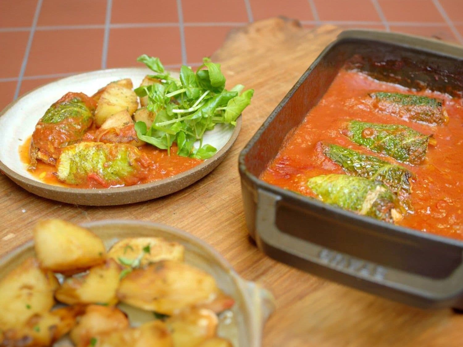 Blinde vink van schelvis en groene kool, tomatensaus en gebakken aardappelen