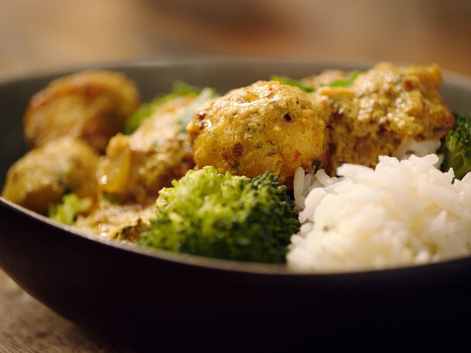 Viskefta met rijst en broccoli