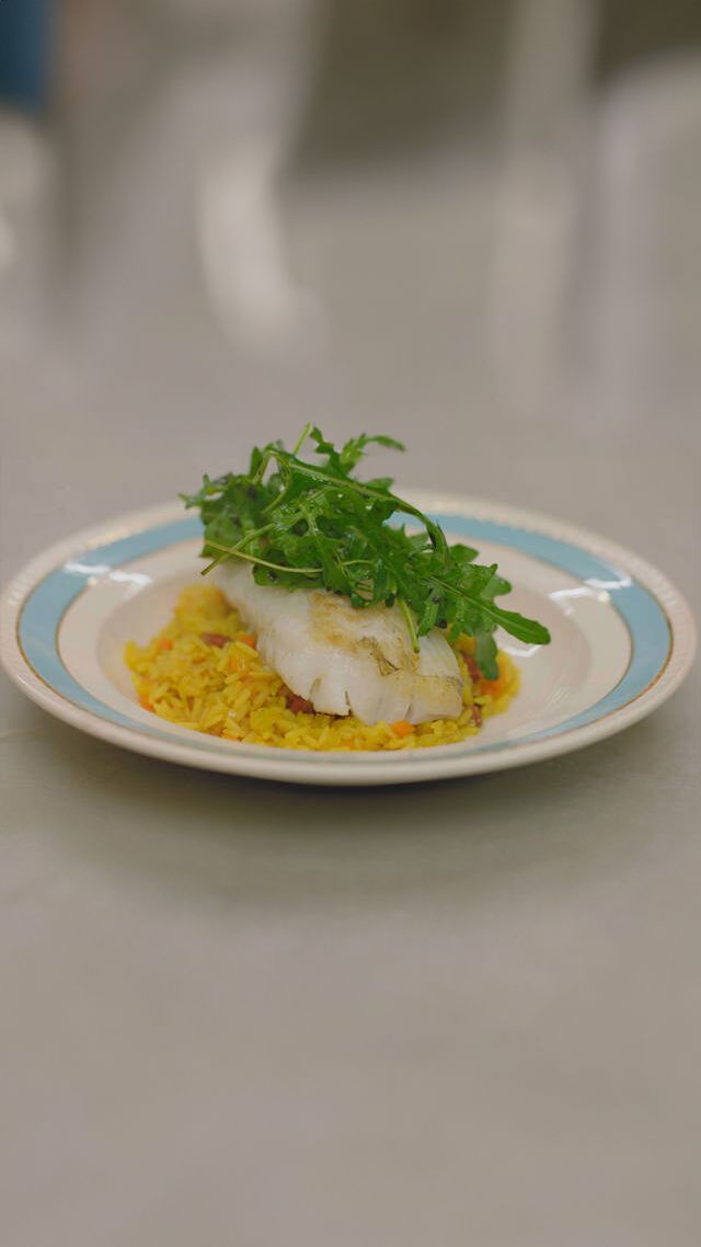 Gebakken schelvis en saffraanrijst met chorizo