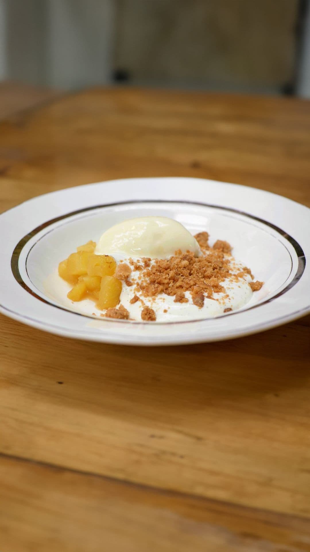 Ananascompote, sorbet van ananas en kokoscrumble met Natuurboterwafels