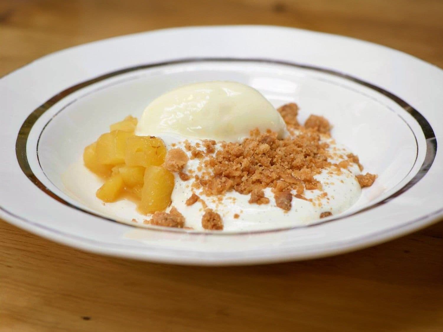Ananascompote, sorbet van ananas en kokoscrumble met Natuurboterwafels