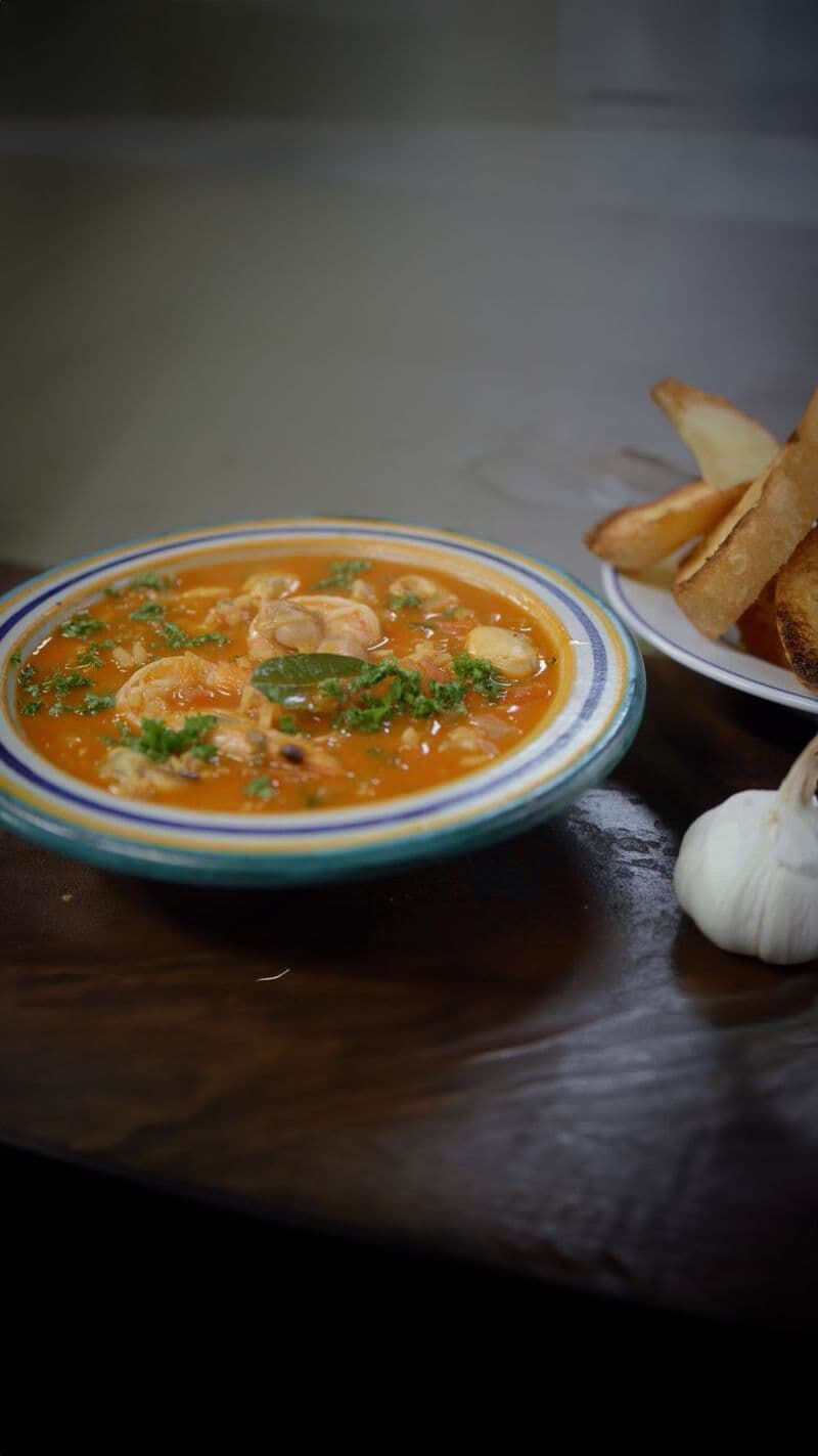 Tomaten-rijstsoep met mosselen, tapijtschelpen en gamba's