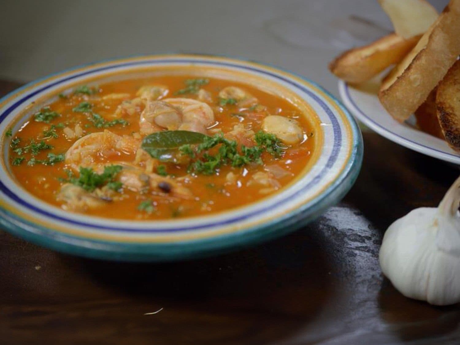 Tomaten-rijstsoep met mosselen, tapijtschelpen en gamba's